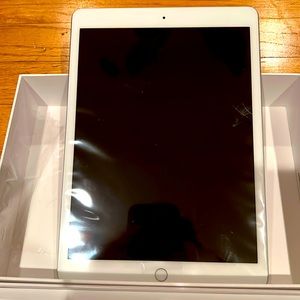 IPad 128GB and New Accessories!